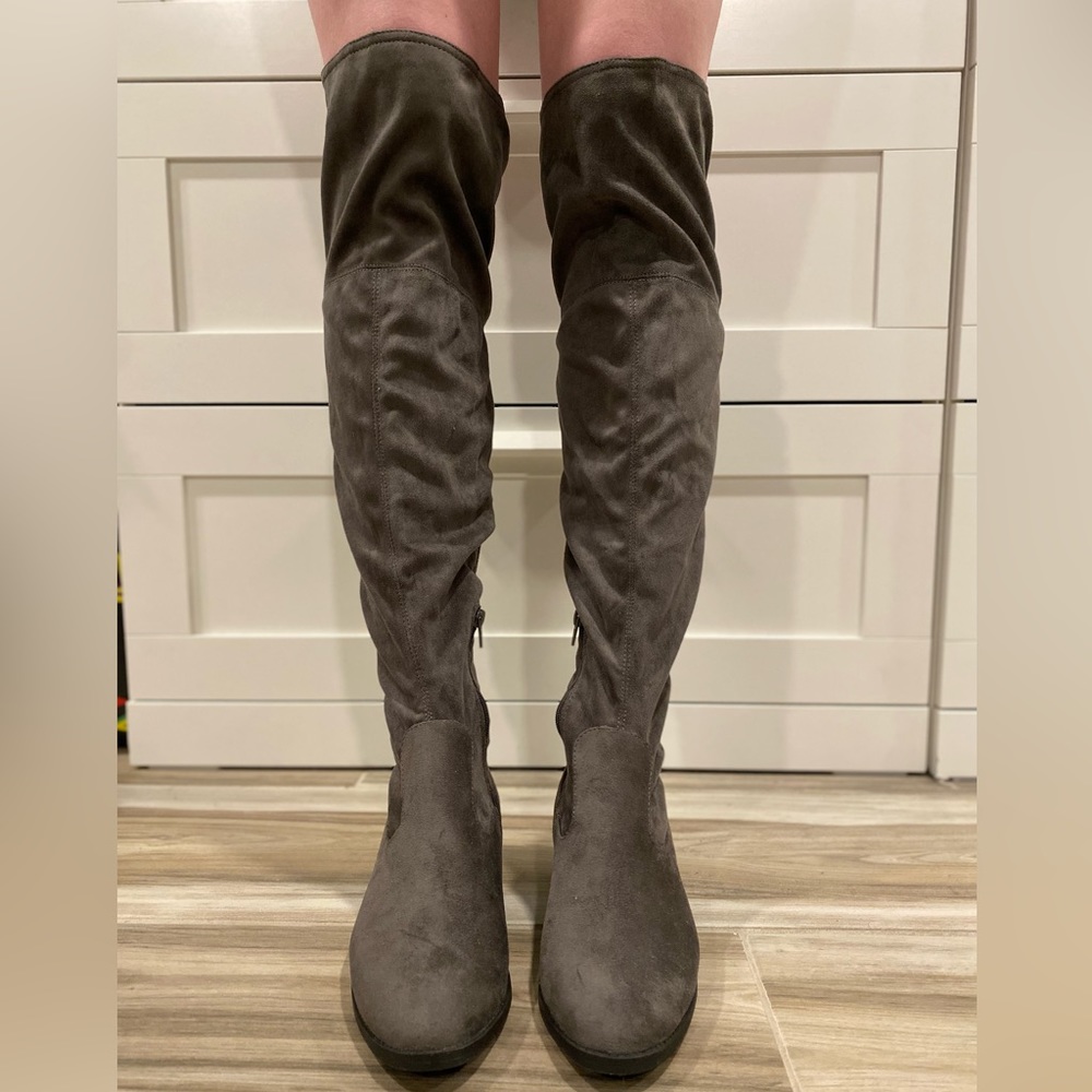 Lexi & Abbie “Jessa” Over the knee suede boot - Gray. Size 9